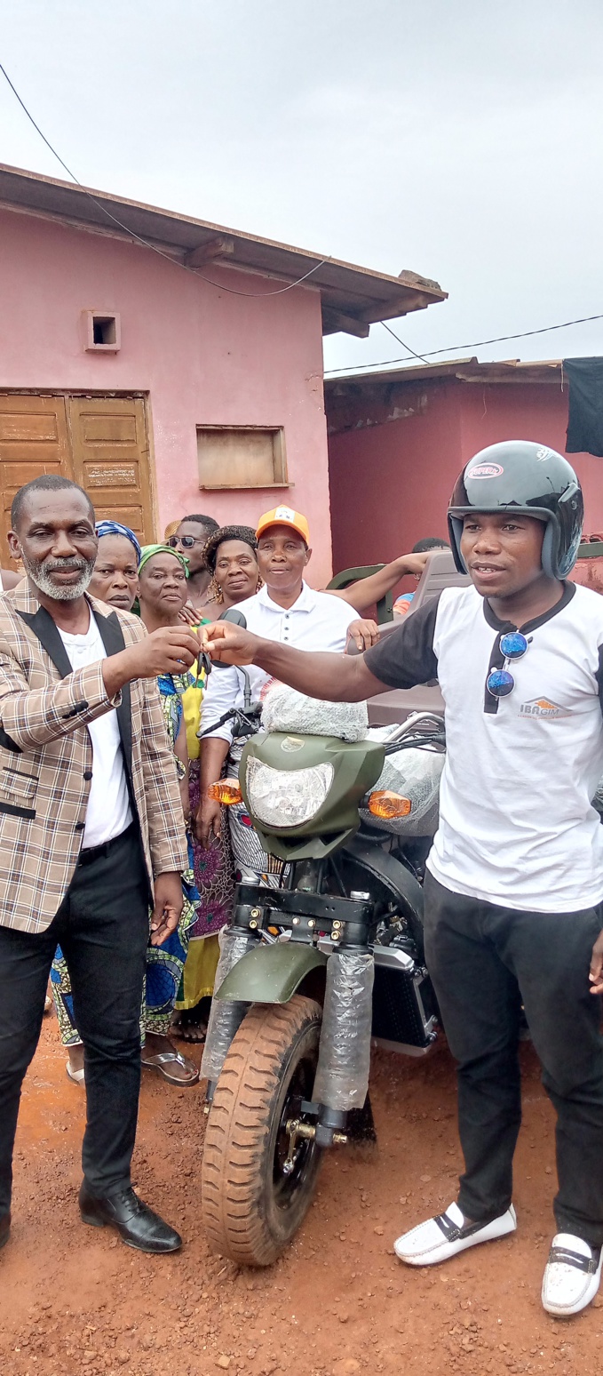 La société Ibagim offre des matériels agricoles, des chaises, un tricycle et finance des permis de conduire aux villageois.