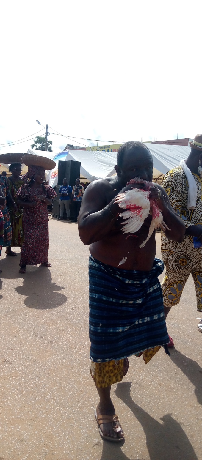 Cérémonie de clôture du festival Lodjoukrou/Un sorcier  dévore un poulet vivant sur scène.