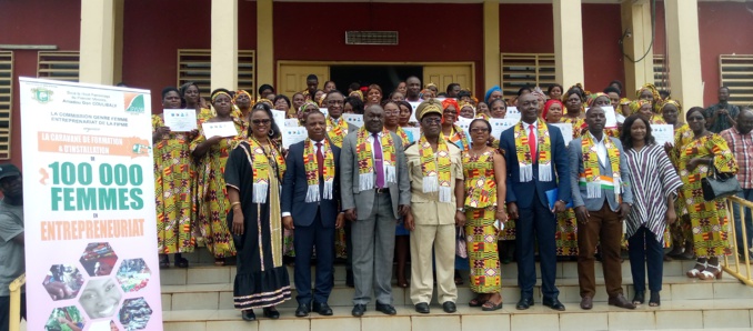 La photo de famille autour du préfet de région