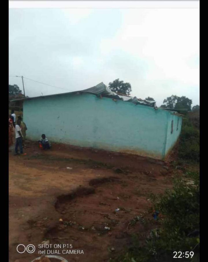 Une vue d'un village ravagé par la tornade