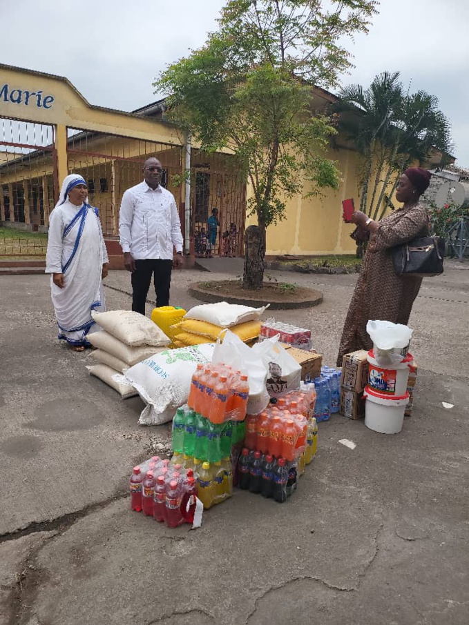 L'ambassadeur Metch Silas a offert des dons à un orphelinat au nom de la Côte d'Ivoire