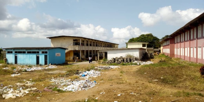 Une vue du lycée Pierre Gadié de Yopougon avec des infrastructures inadaptées