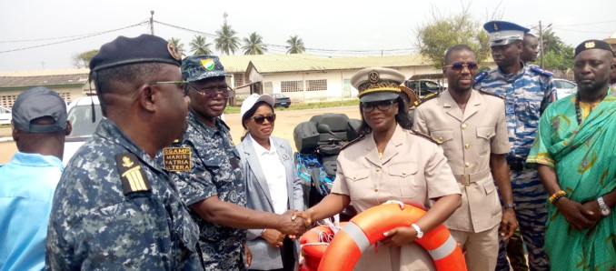 Le Dg des affaires maritimes et portuaires, colonel Kouassi Julien remettant du matériel au préfet de Jacqueville sous le regard du chef d'arrondissement