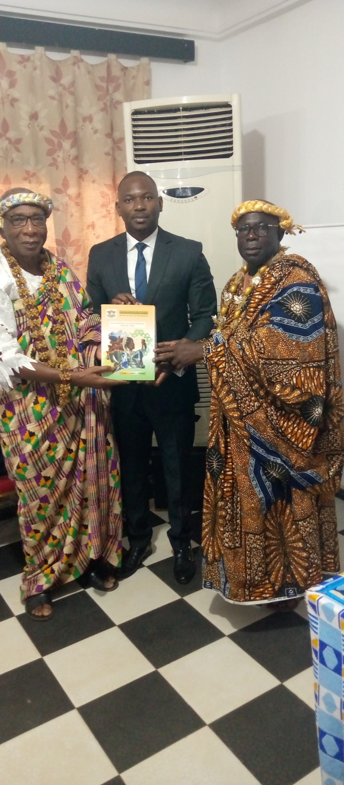 M. Sultan Touré, directeur de la programmation des investissements publics au ministère du plan et du développement remettant le document aux chefs traditionnels