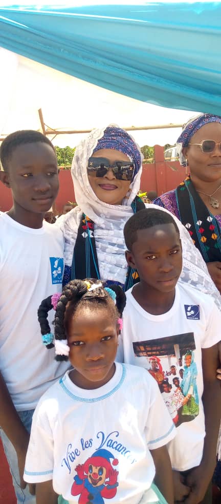 Mme Coulibaly Djénéba épouse Traoré entourée des orphelins