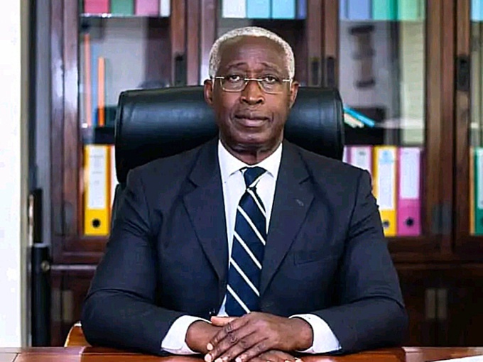 Le premier ministre de la transition gabonaise, Ndong Sima