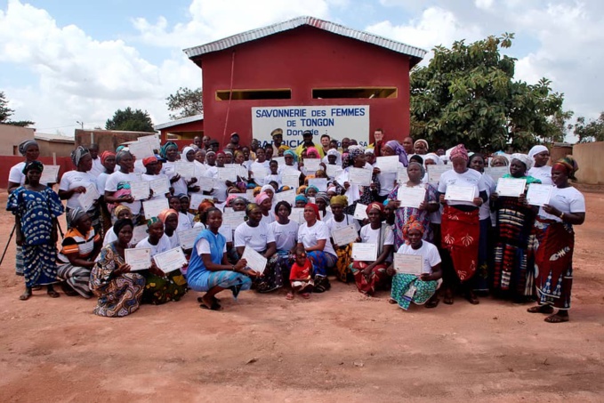 Projets communautaires/La compagnie minière de Tongon offre une unité de fabrique de savon aux femmes