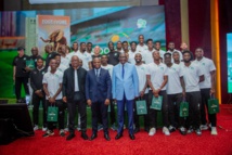 Dr Konadjé met sa plume sur le tapis vert