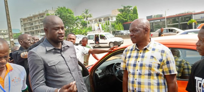 Soumahoro Mamadou (en costume) et la Mtci veulent révolutionner le secteur des transports en Côte d'Ivoire