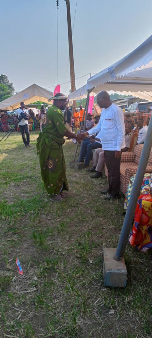 Le ministre Mabri Toikeuse félicitant le promoteur de Sélou Amida festival, Serge Essoh