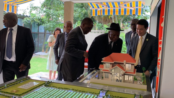 Jacqueville/ Projet d'aménagement " Adoukro ville nouvelle ". Le ministre gouverneur du district des Lagunes s'imprègne de la maquette.