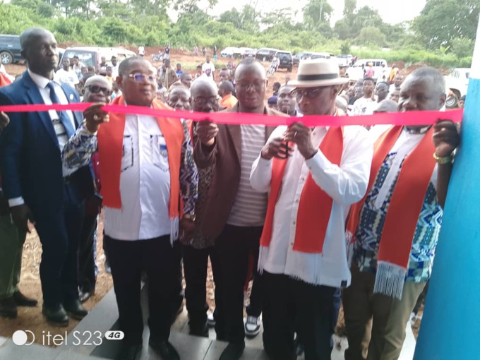 Bangolo/ Le médiateur Adama Toungara offre un centre de santé et une ambulance à un village .