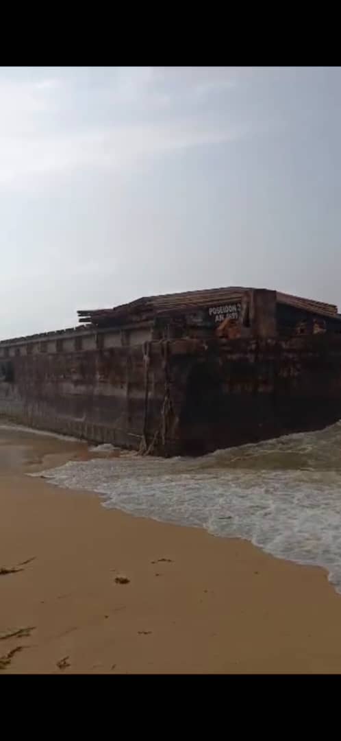 Communiqué de Presse/ Une barge dénommée Posséidon 2 échoue à la plage du village d'Adessé dans le département de Jacqueville