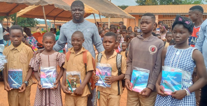 Ouellé/ Des cadres offrent 5000 kits scolaires aux élèves