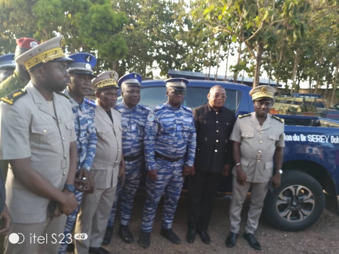 Bangolo /   Le ministre Sérey Doh  offre un véhicule à la brigade de gendarmerie.