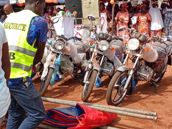 Duékoué/Le ministre Sérey Doh célèbre le président Alassane Ouattara et fait plusieurs dons aux populations