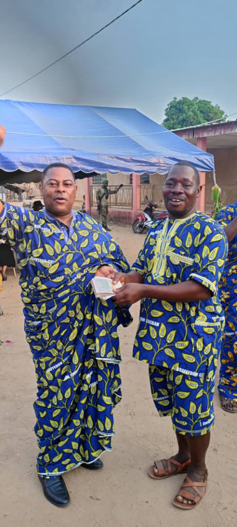 Le député N'Dédé Blaise ( à g) remettant le don du président Tidiane Thiam au porte parole des générations