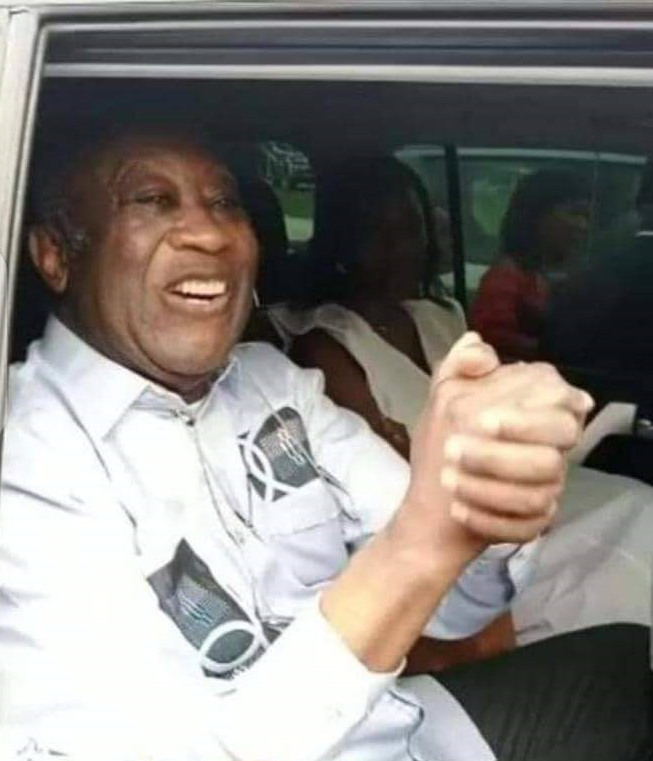 Laurent Gbagbo saluant la foule a son arrivée à l'aéroport FHB d'Abidjan