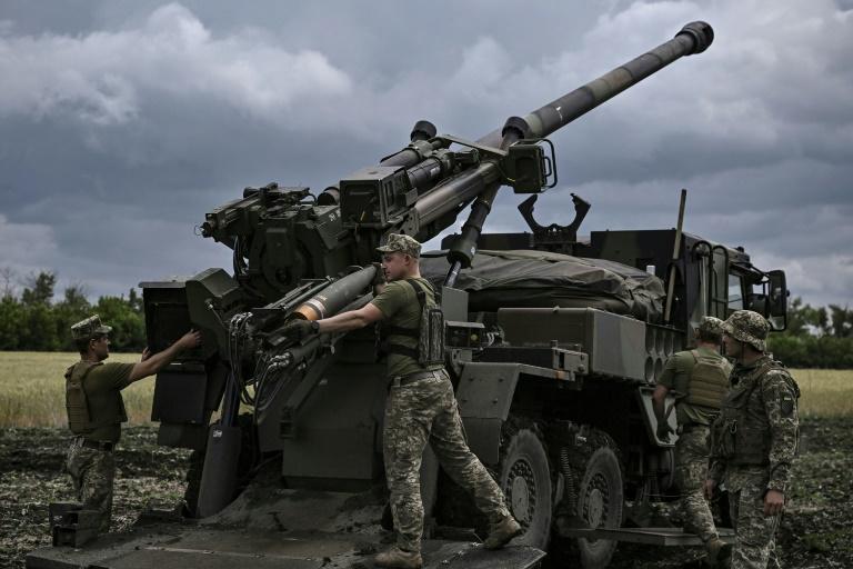 A Kiev, Macron promet 6 autres canons Caesar pour renforcer l’artillerie Ukrainienne