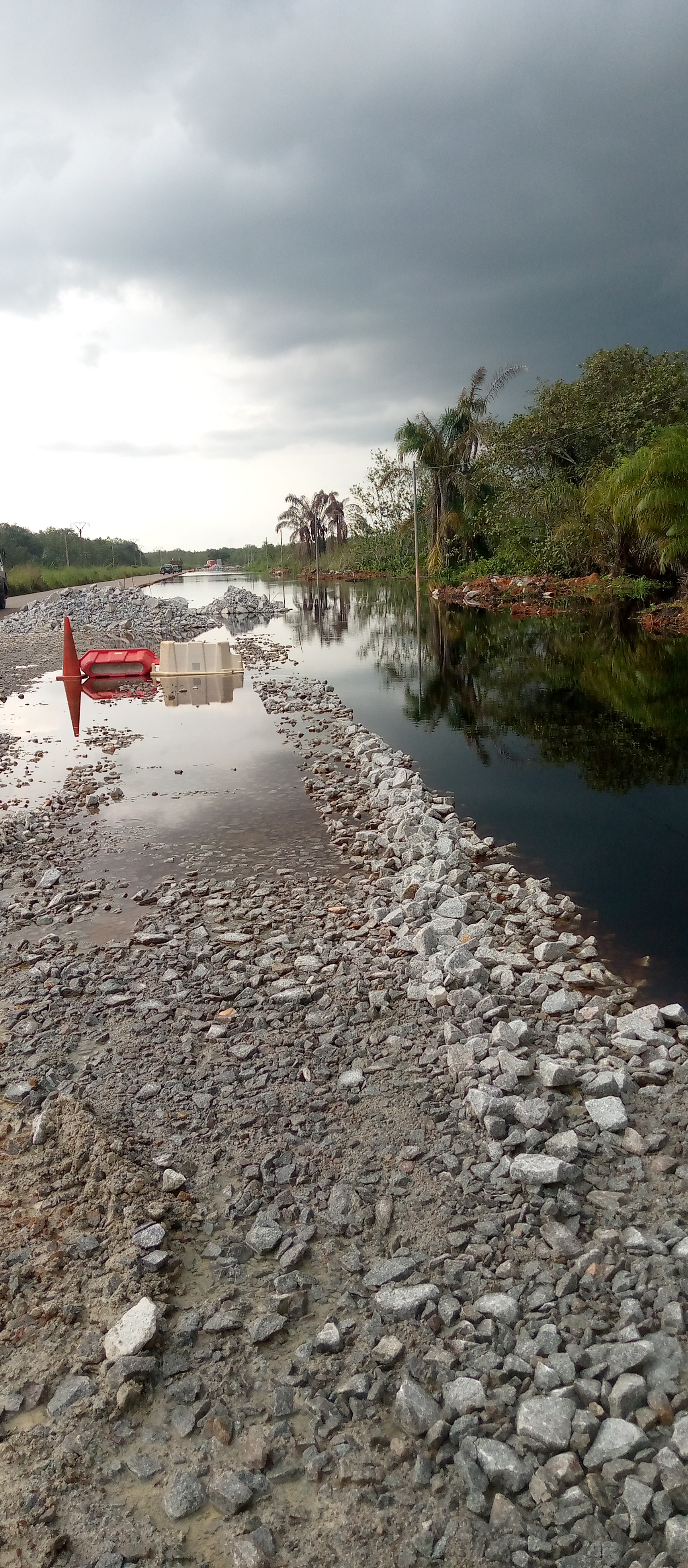 La rivière Agnéby en crue occupe une grande partie de la voie en chantier