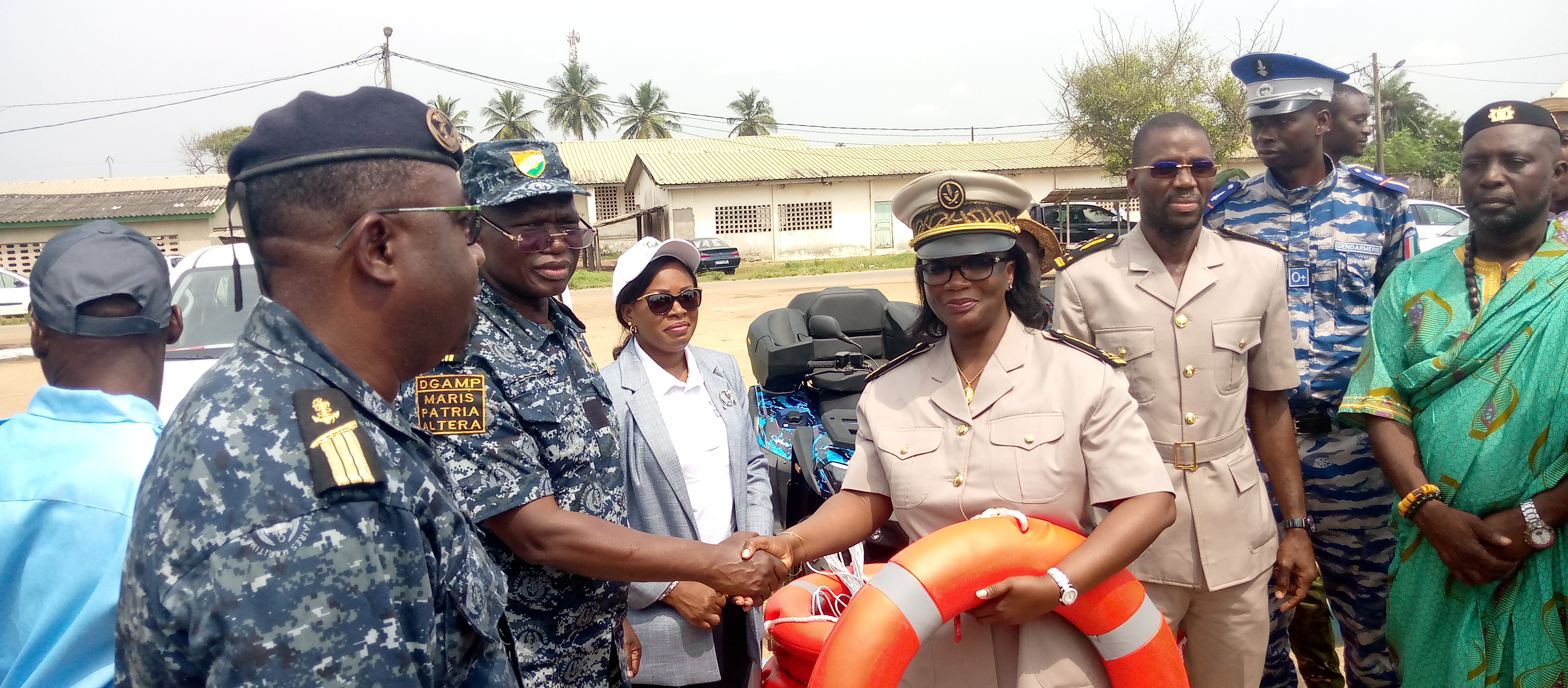 Le Dg des affaires maritimes et portuaires, colonel Kouassi Julien remettant du matériel au préfet de Jacqueville sous le regard du chef d'arrondissement