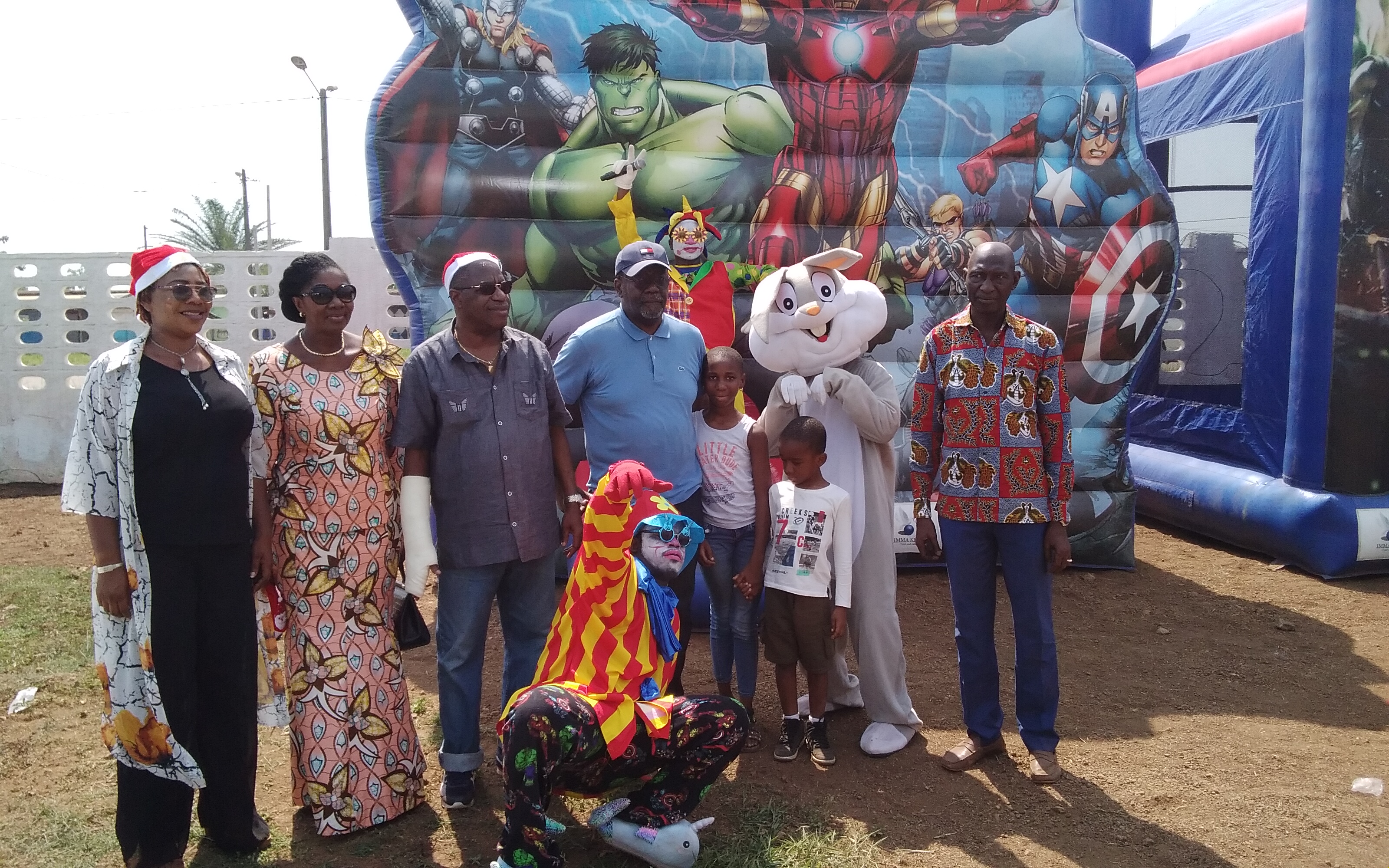 Arbre de Noël/Le maire Gnangni Daniel (Grand-Lahou) visite 3000 enfants des villages  avec des  cadeaux.