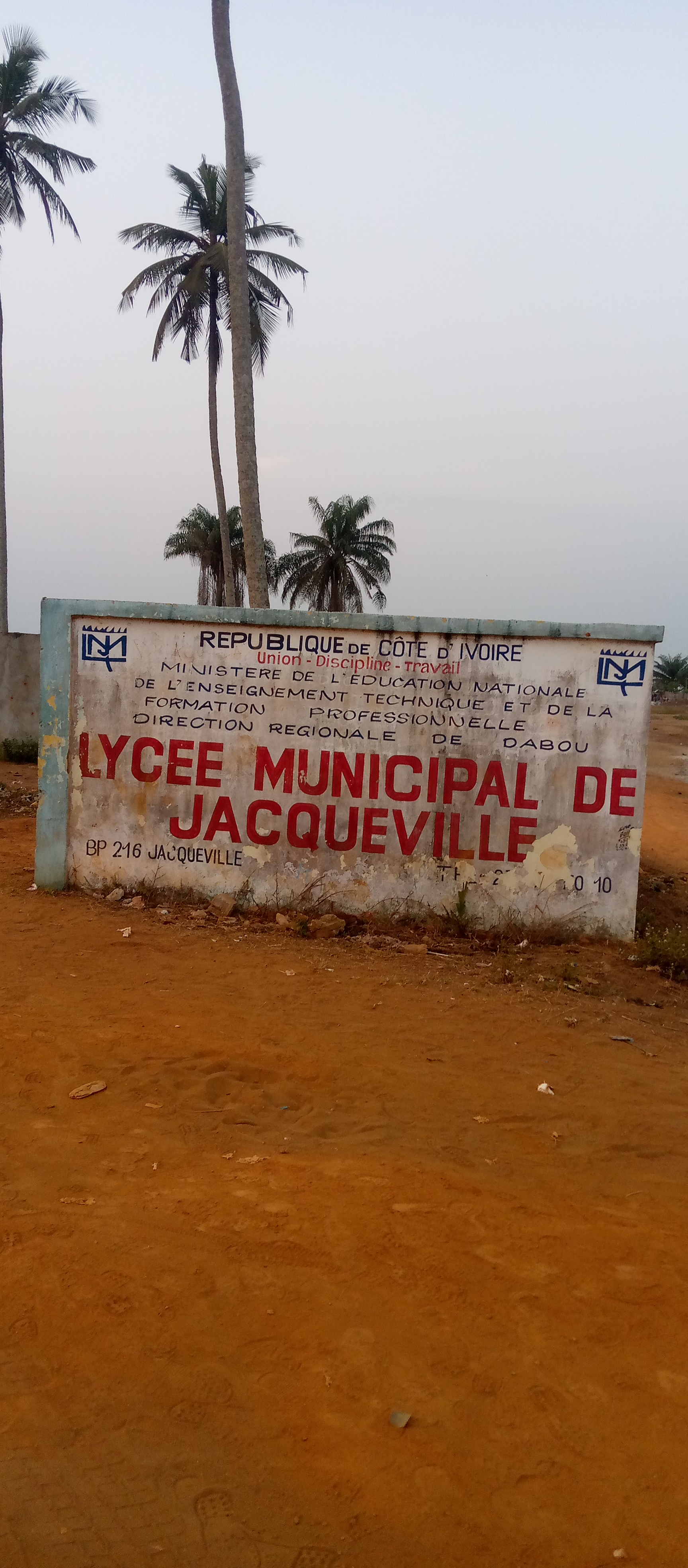 Une vue la façade extérieure du lycée municipal de Jacqueville