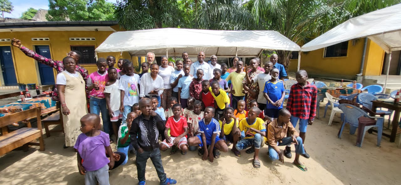 Bienfaisance / L'ambassadeur Metch Silas donne le sourire aux enfants de la rue et orphelins en Rdc