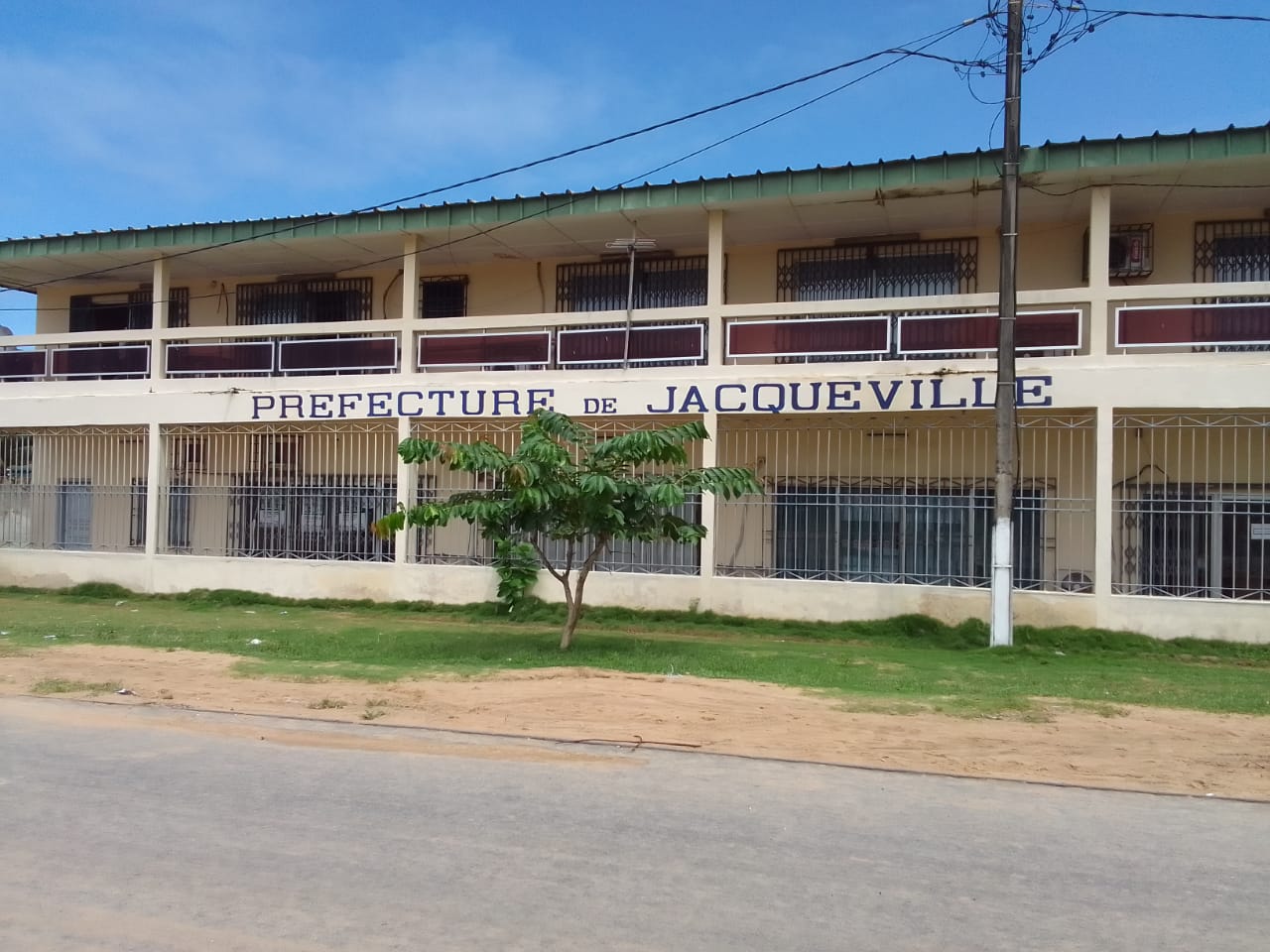 La préfecture était la cible des jeunes villageois très excités