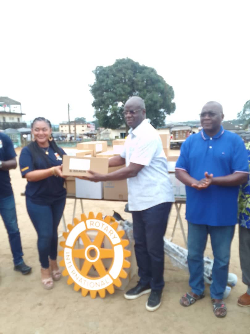 La présidente du Rotary club Abidjan Séliame, Dr Corine Pitté remettant les dons au maire de Bonoua