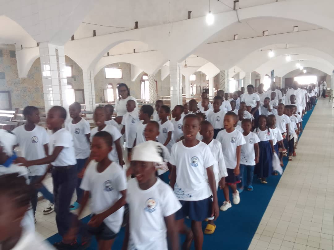 Les élèves et étudiants ont déferlé au temple Papa Nouveau à Toukouzou