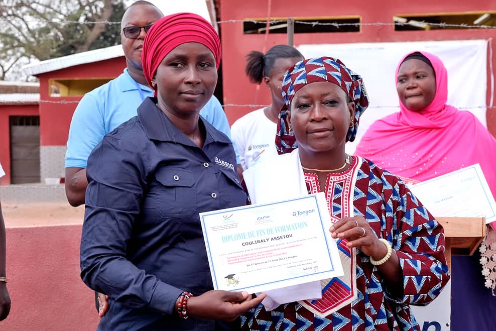 Projets communautaires/La compagnie minière de Tongon offre une unité de fabrique de savon aux femmes