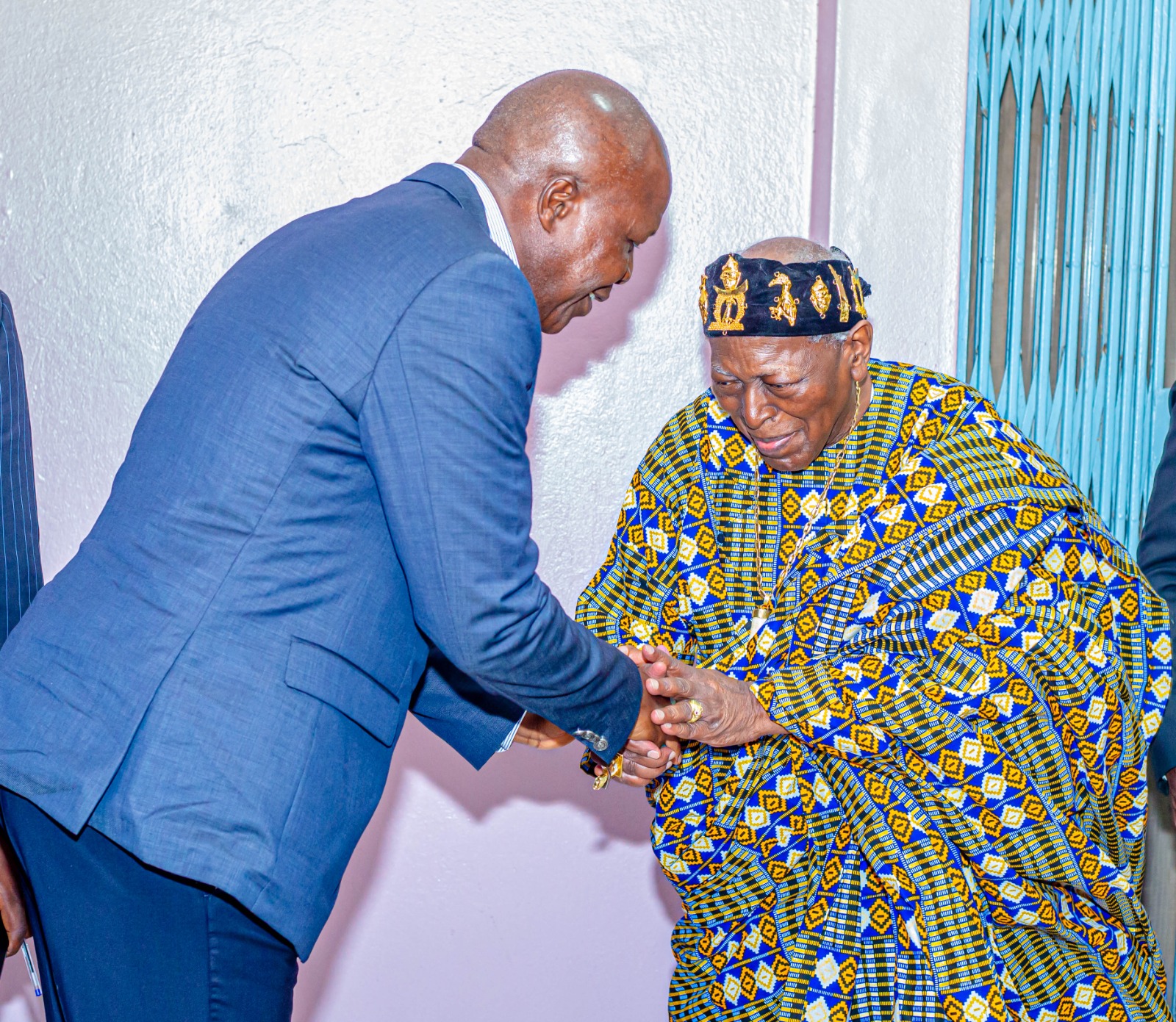 Le ministre Mabri Toikeuse est allé s'incliner chez le roi des N'Zima pour lui manifester sa reconnaissance