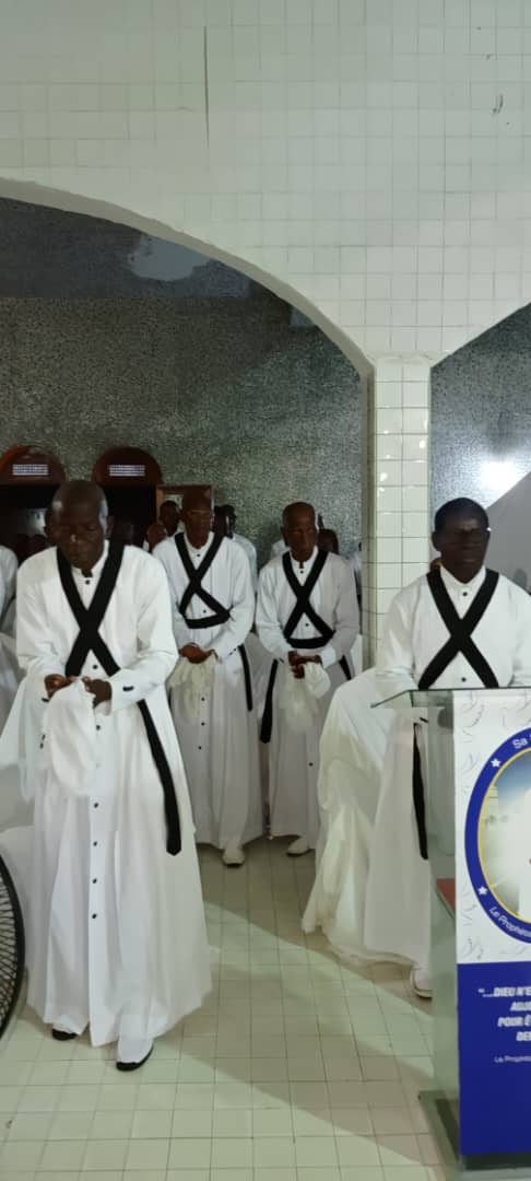 Marée humaine au temple Papa Nouveau de Toukouzou Hozalem/ Des milliers de fidèles prient pour la paix.