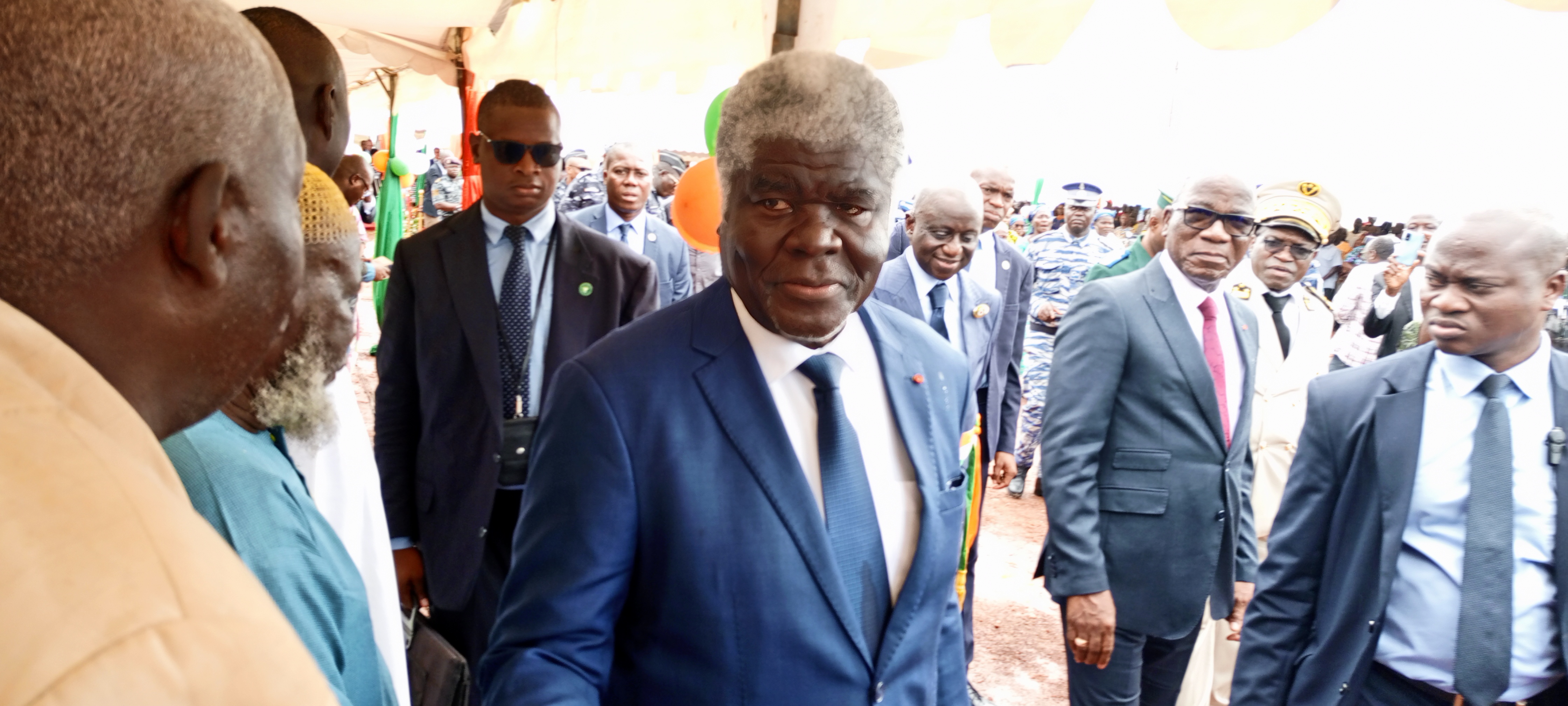 Construction de l'ouvrage de stabilisation du cordon sableux de Lahou-Kpanda/Le premier ministre Beugré Mambé : "Vous serez sauvés"