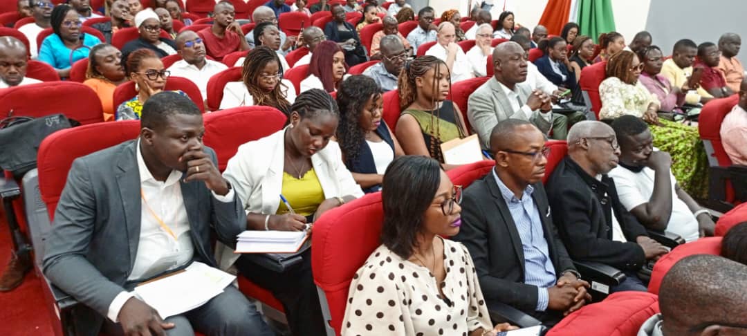 La salle des conférences était pleine à craquer