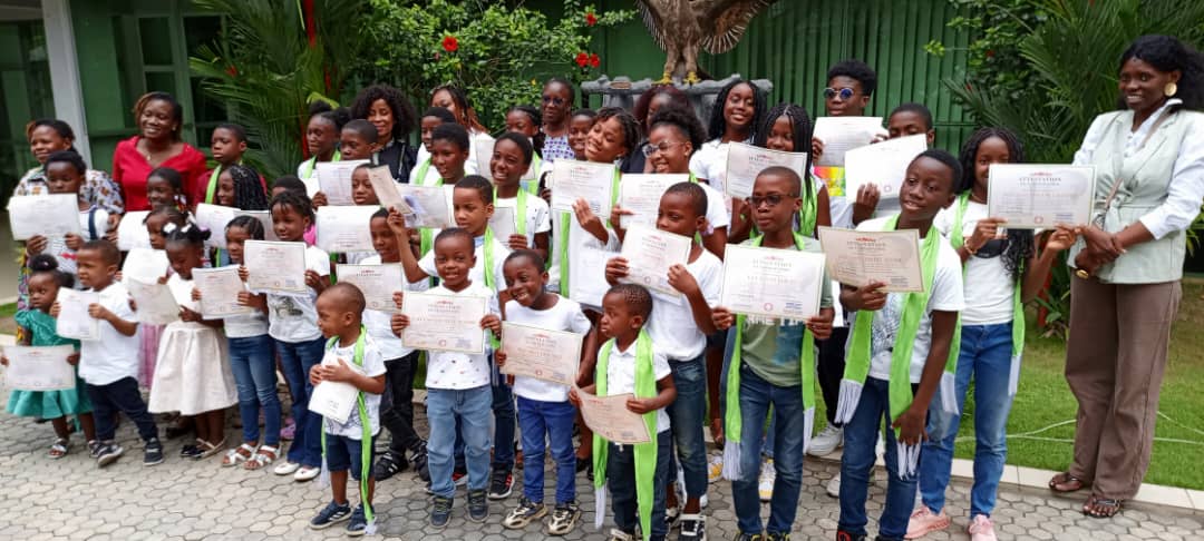 Les récipiendaires de l'atelier de vacances du groupe Gnamien Blah Académie, tout heureux