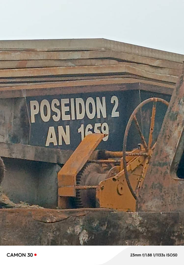 Communiqué de Presse/ Une barge dénommée Posséidon 2 échoue à la plage du village d'Adessé dans le département de Jacqueville