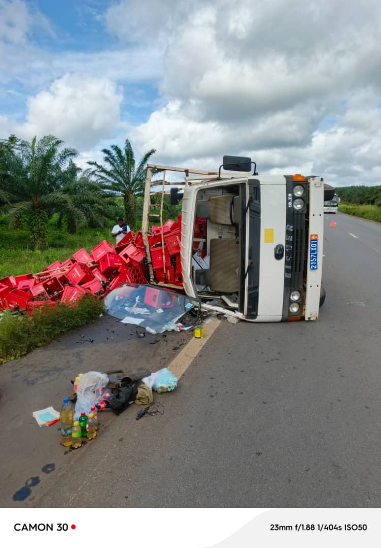 En partance pour Grand-Lahou/ Un camion bourré de casiers de boissons se renverse... et fait l'affaire des villageois