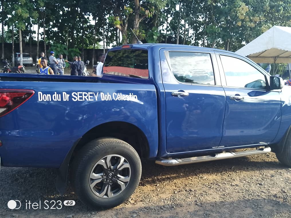 Bangolo /   Le ministre Sérey Doh  offre un véhicule à la brigade de gendarmerie.