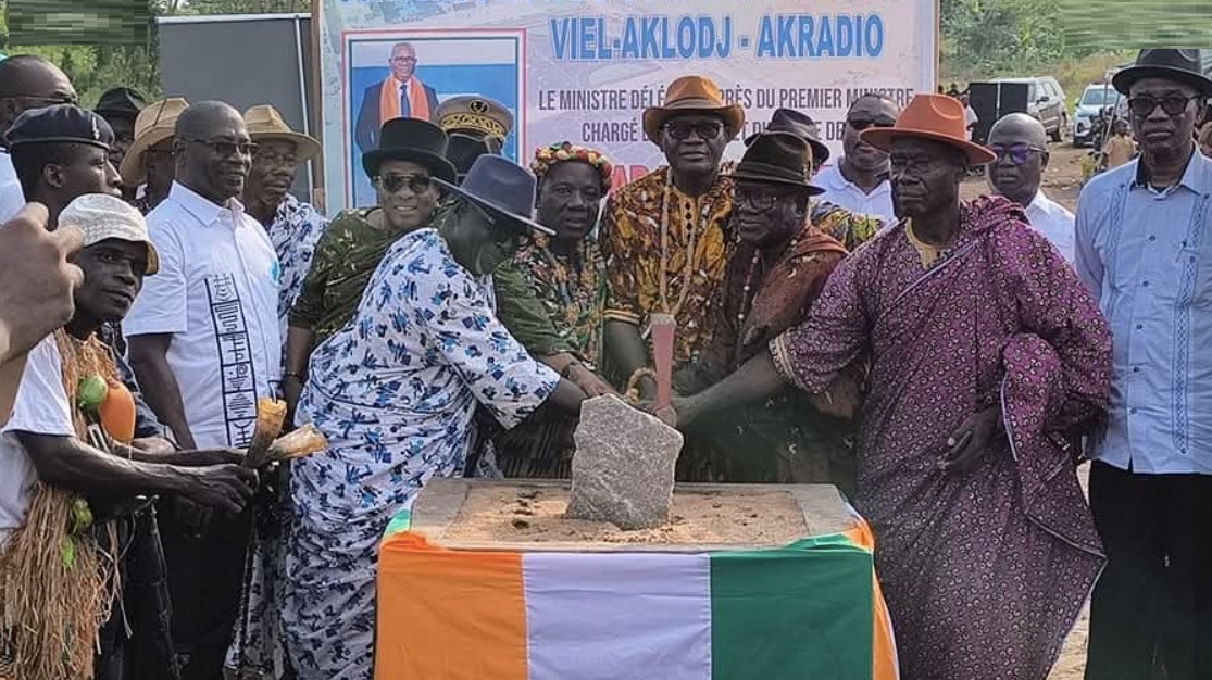 Dabou/ À la pose de la 1 ère pierre de leur complexe sportif/ Les villages d'Akradio et  Vieil Aklodj reçoivent une ambulance médicalisée.