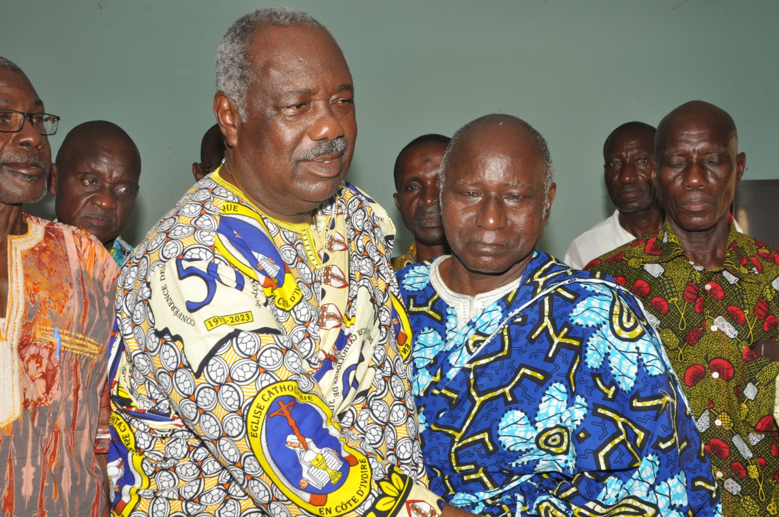 Nanan Vincent Kouao N'Cho saluant les patriarches qui l'ont porté au pouvoir