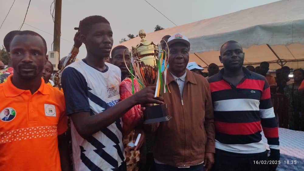 Le ministre gouverneur, M. Vincent Essoh Lohoues remettant le trophée au vainqueur