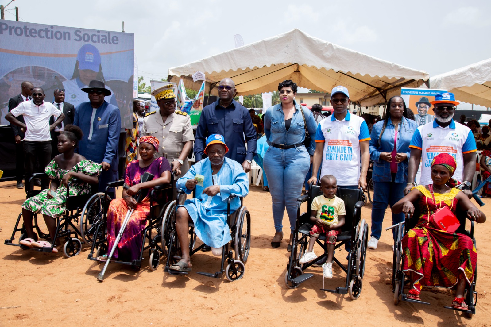 Après Grand Bassam/ La  caravane Cmu attaque Dabou/ Adama Kamara remet des fauteuils roulants aux handicapés