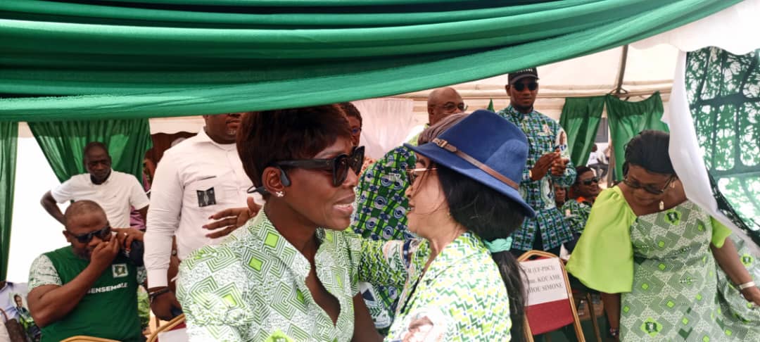 La députée Euphrasie N'Guessan congratulant la présidente de l'Ufpdci de Grand-Lahou