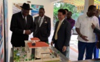 Jacqueville/ Projet d'aménagement " Adoukro ville nouvelle ". Le ministre gouverneur du district des Lagunes s'imprègne de la maquette.